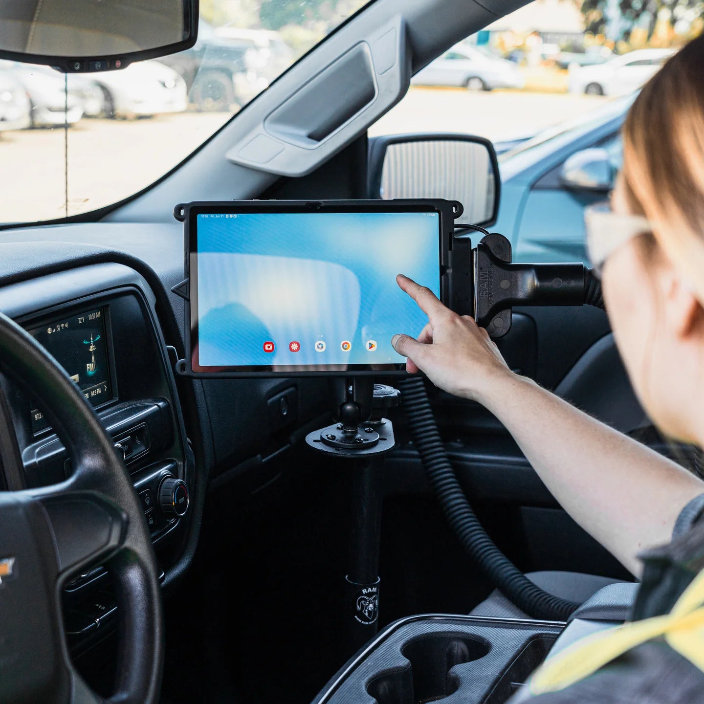 RAM-GDS-SKIN-SAM88-NG RAM IntelliSkin® Next Gen for Samsung Tab A9+ in vehicle