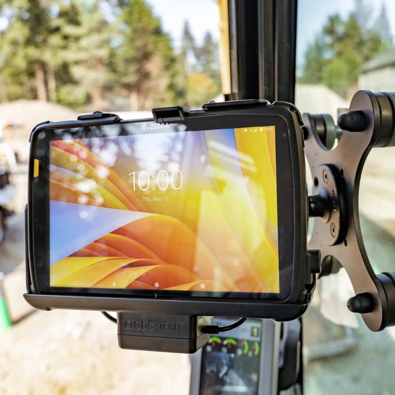 RAM-MAG48-4U magnetic base installed on windshield of digger