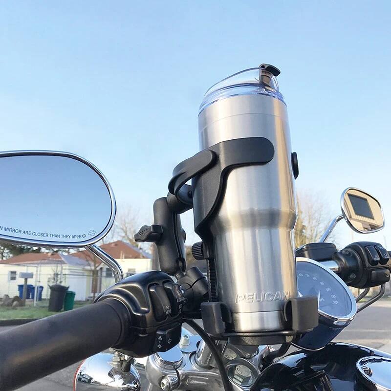 RAP-B-417BU RAM® Level Cup™ XL 946ml Drink Holder with Ball with arm and torque-base on motorcycle