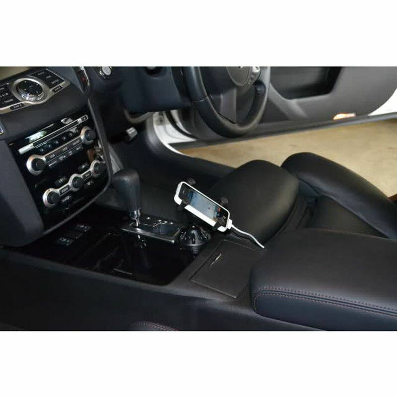 RAP-SB-224-2-UN7U RAM® X-Grip® Phone Mount with RAM® Mighty-Buddy™ Suction Cup in vehicle